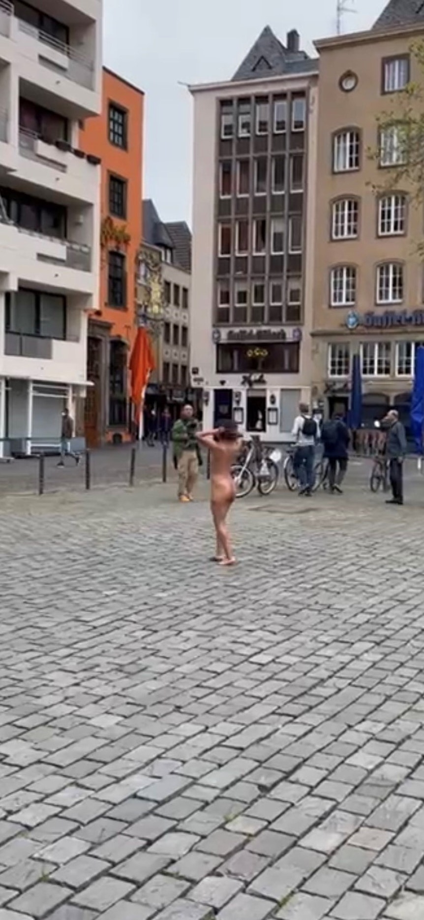 Frau läuft nackt durch die stadt