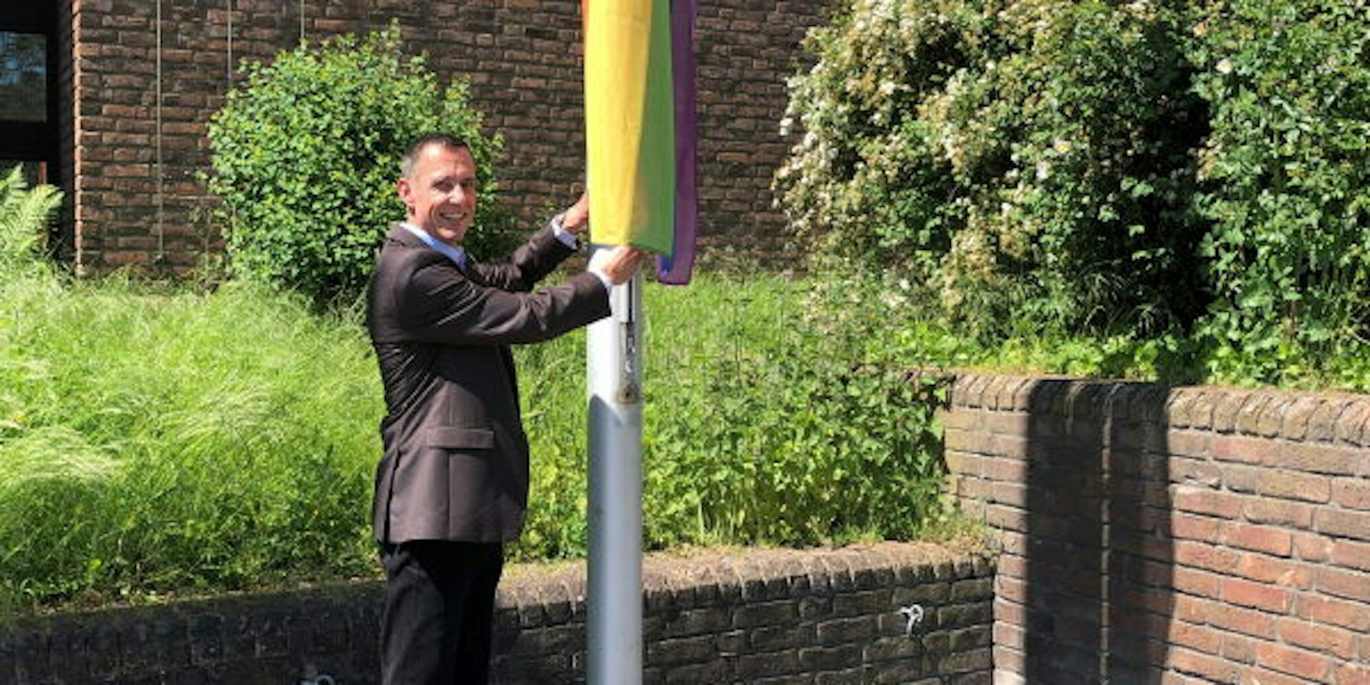 Dieter Spürck hisste die Regenbogenflagge.