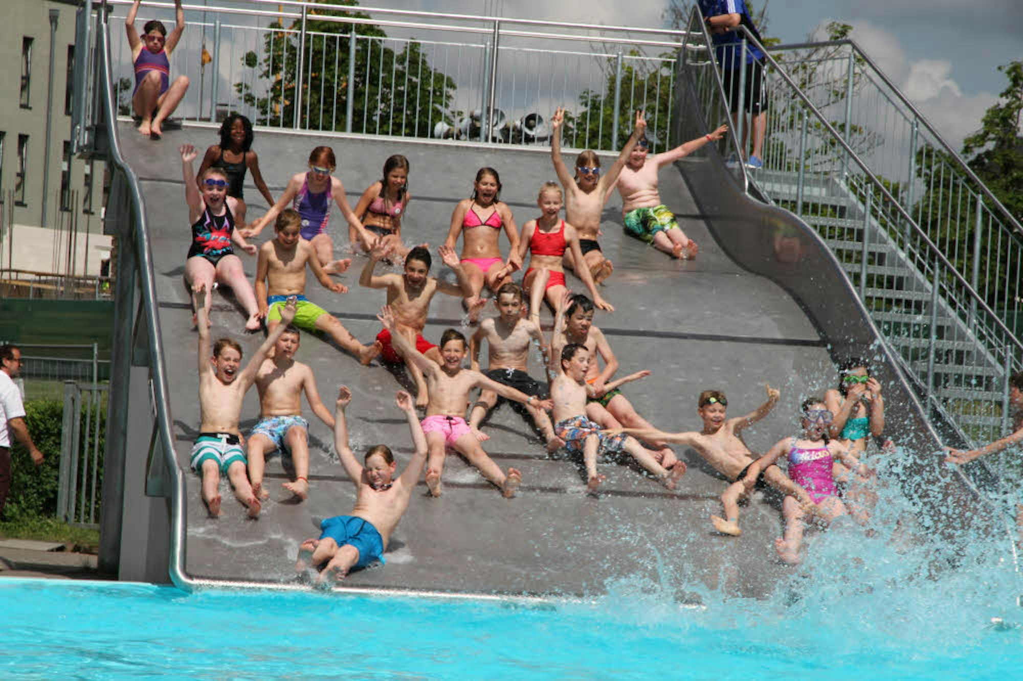 Riesen-Spaß haben Kinder auf der Wasserrutsche im Oktopus.