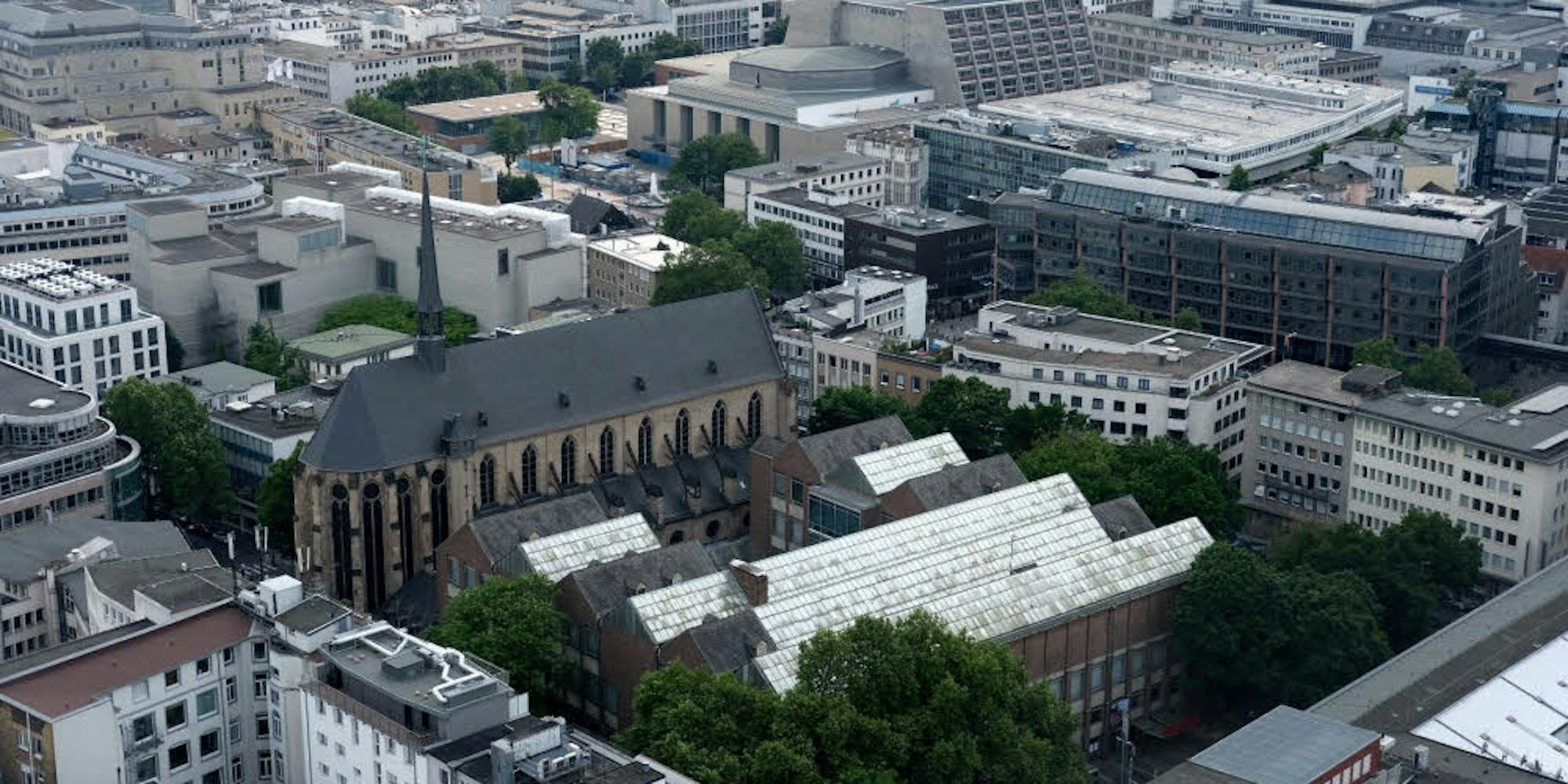 Das Museum für Angewandte Kunst von Rudolf Schwarz gilt mit seinen gläsernen Satteldächern als Kölner Architekturikone, im Hintergrund die Oper.