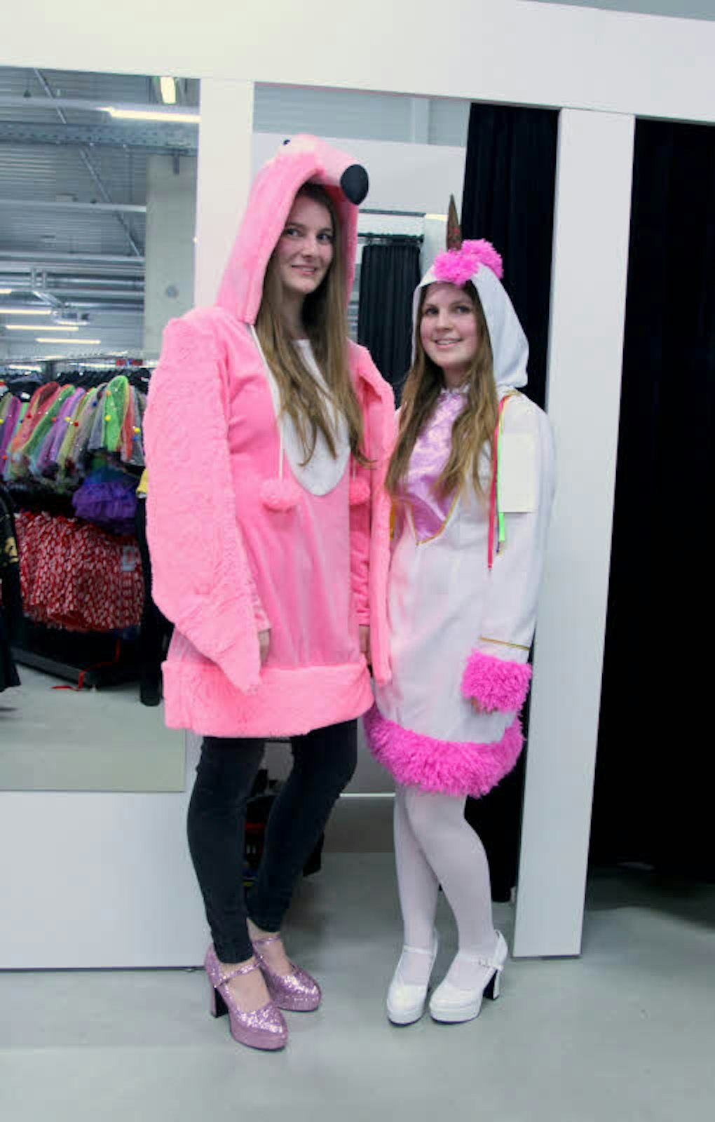 Die Freundinnen Annika und Josephine im Flamingo- und im Einhorn-Look. 
