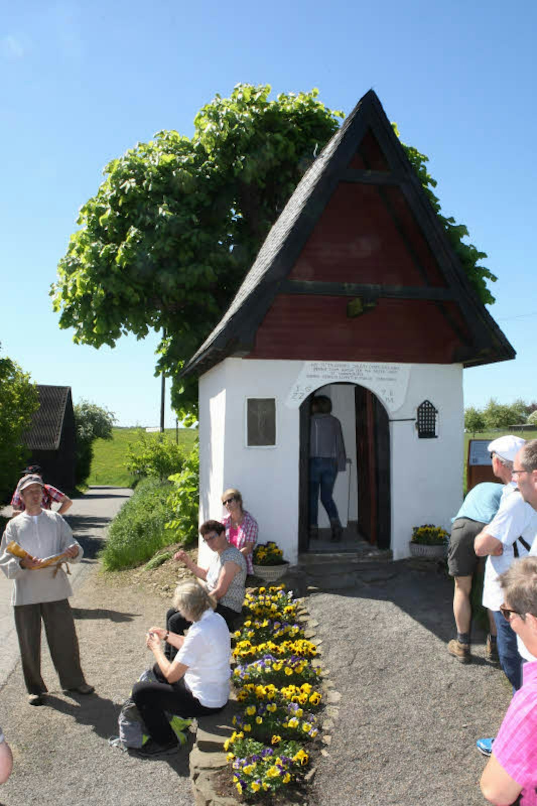 Eine winzige Kapelle steht am Weg im Örtchen Biesenbach.