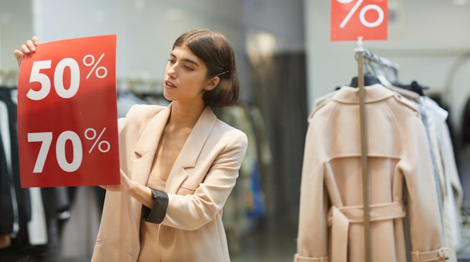 Frau hält ein Sale-Schild in der Hand