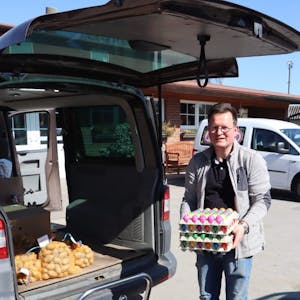 Landwirt Martin Füngeling beliefert seine Kunden auch persönlich mit bunten Eiern.