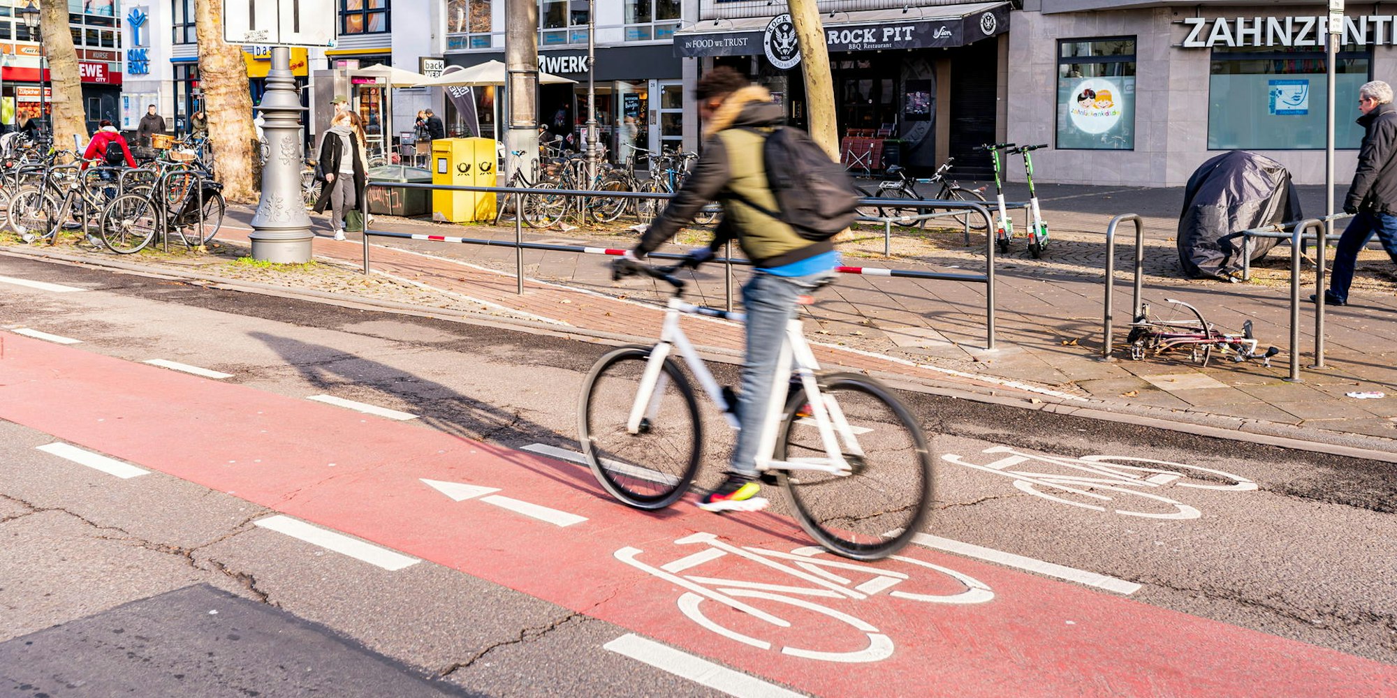 Ein massives Absperrgitter verwehrt Radfahrern die Weiterfahrt auf dem Radweg auf dem Bürgersteig.