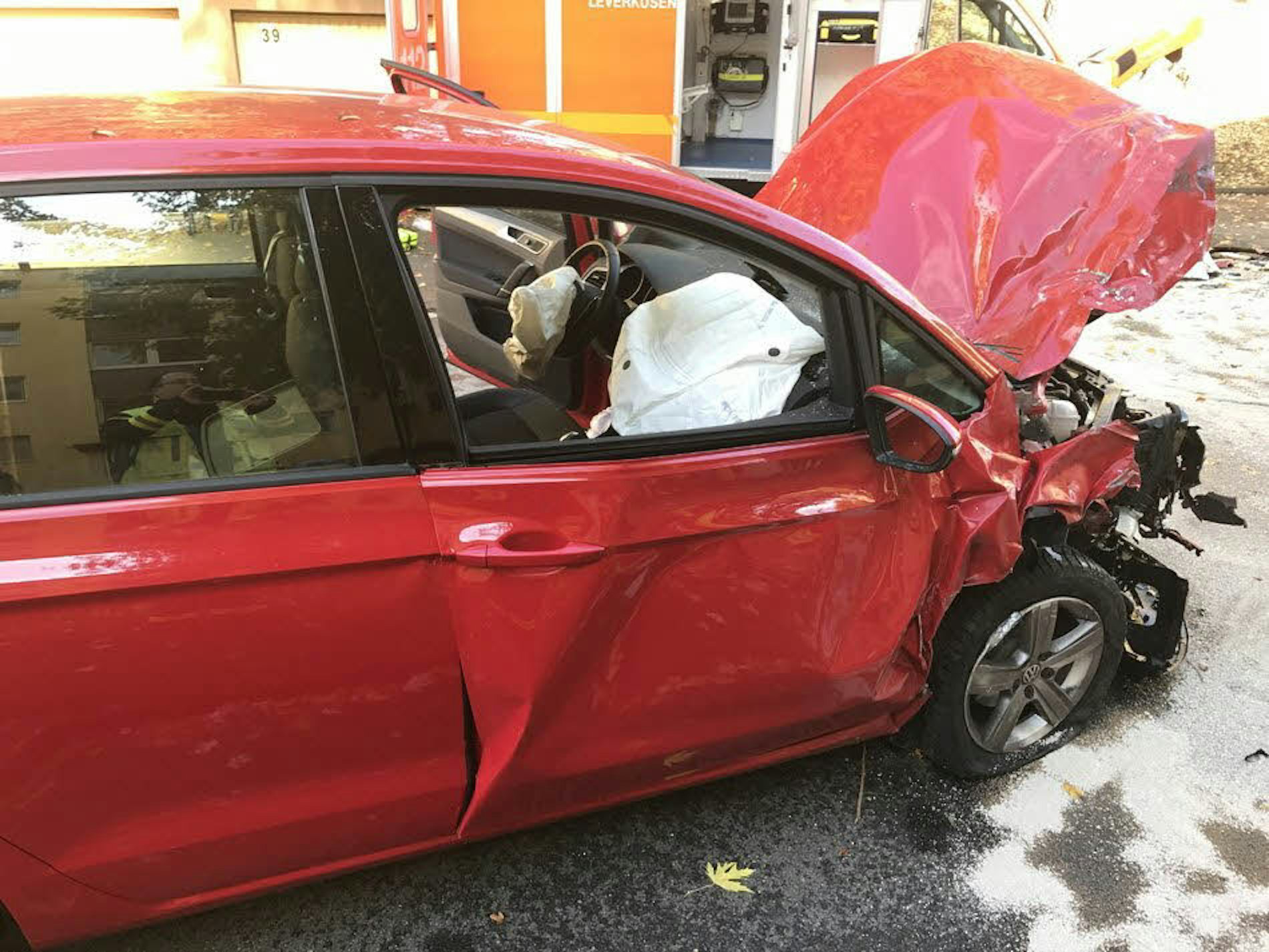 Nach einem Totalschaden sieht der VW Golf des 93-jährigen Unfallverursachers aus, der schwer verletzt wurde.