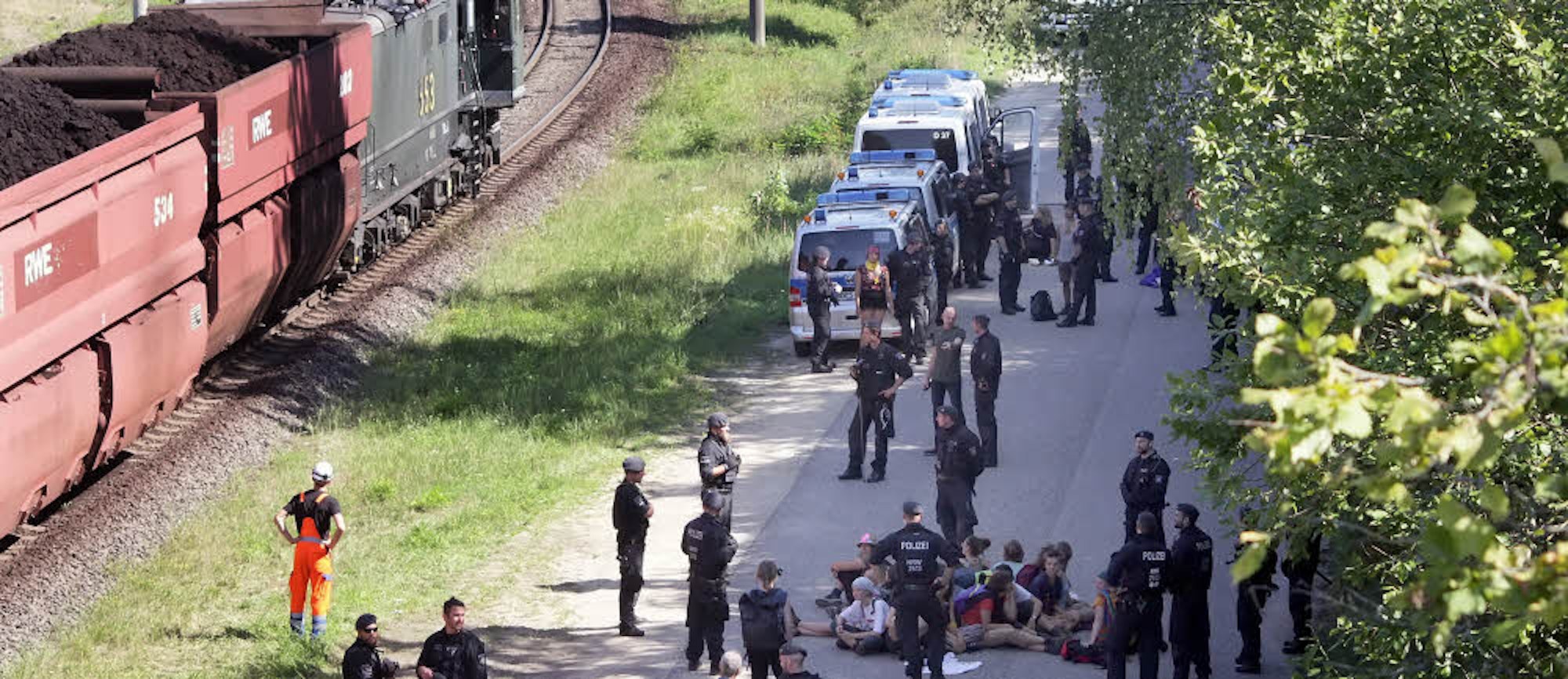 An der Kohlebahn bei Frimmersdorf tauchten Aktivisten auf, die von der Polizei festgesetzt wurden.