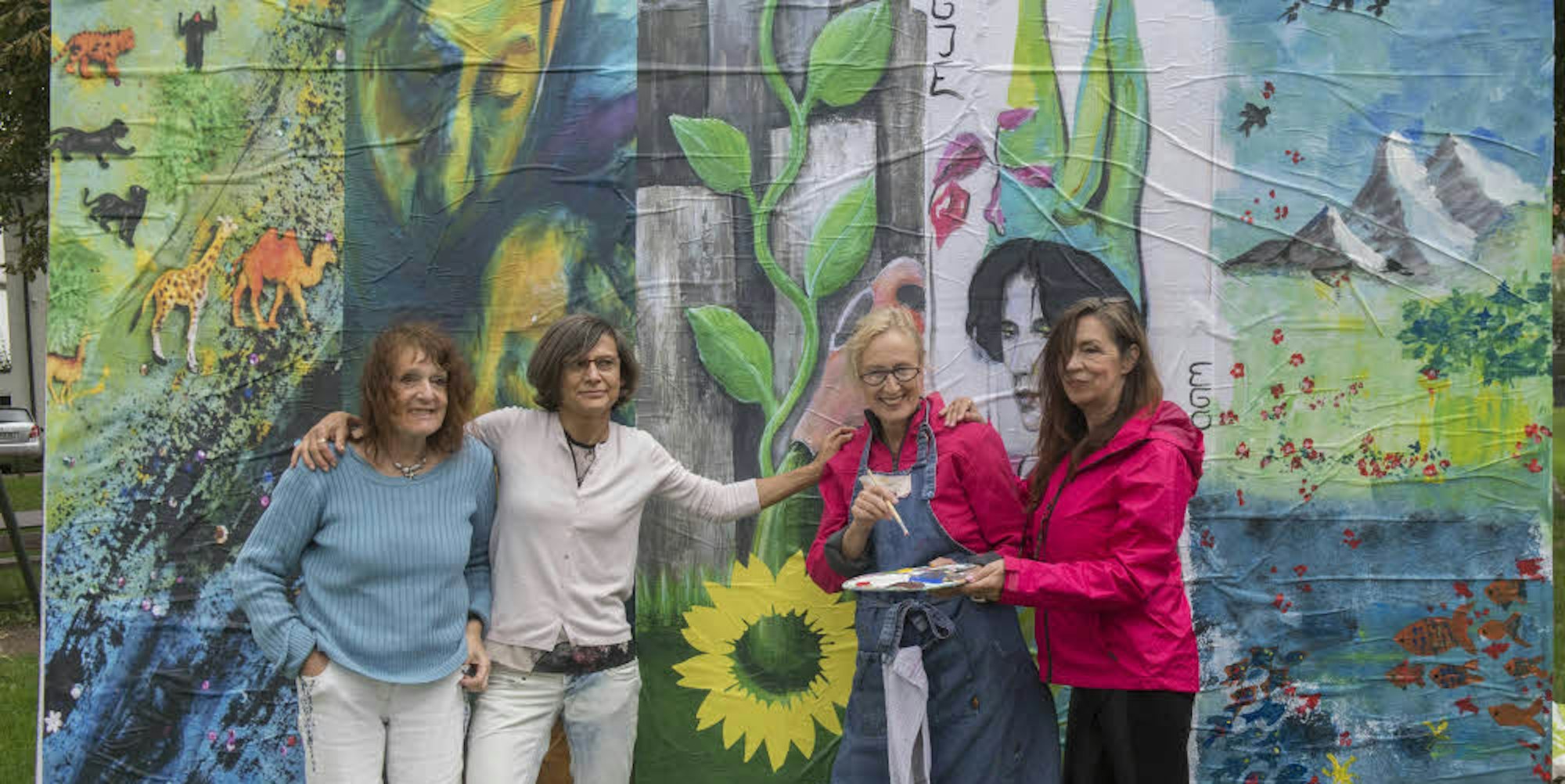 Die Künstlerinnen Charlotte Suttrop-Puchstein (v.l.), Lucy Dornseifer, Monika Ertl-Berns und Carin Conscience vor dem Wahlplakat.