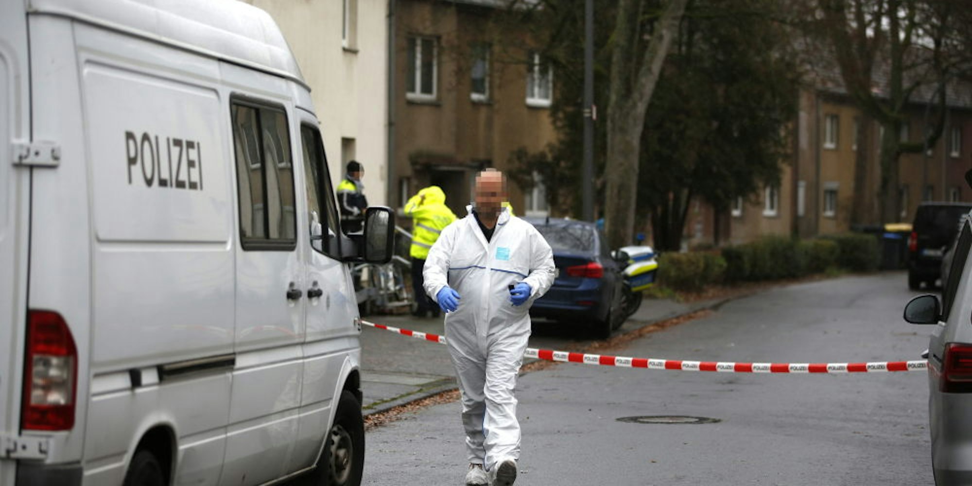 Die Spurensicherung untersucht den Tatort in der Straße „Auf der Schildwache“ in Dünnwald.