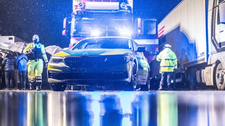 Polizisten sichern nach einem Unfall auf der A3 bei Solingen die Unfallstelle.
