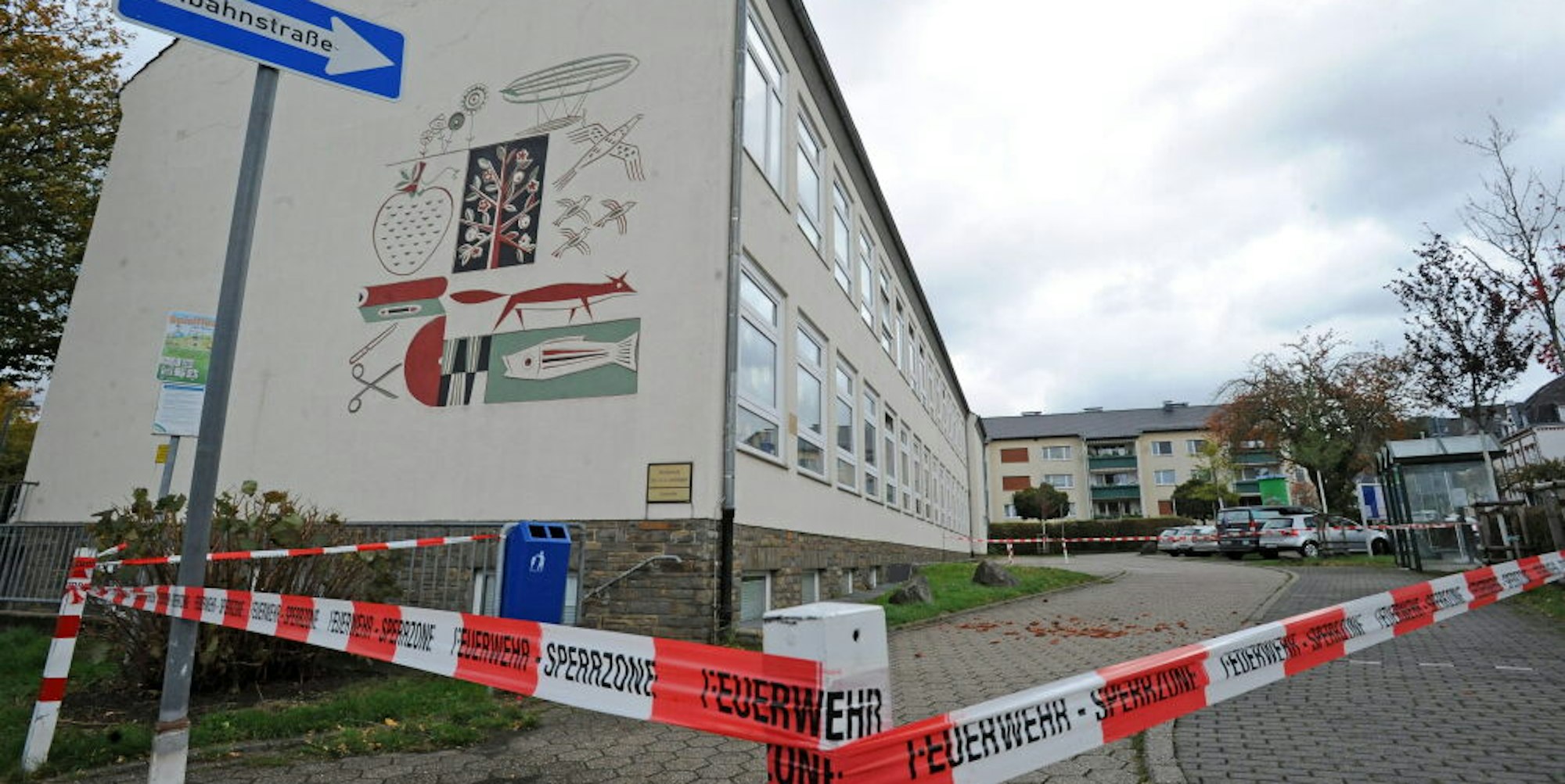 Die Feuerwehr sperrte den Parkplatz der Grundschule Kirchstraße ab, auf dem Dachziegel zerschellt waren.
