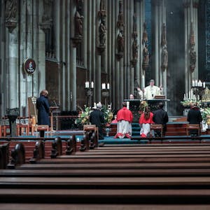Leere Bänke: Im Dom durften die Gläubigen wie in den übrigen Kölner Kirchen nicht an den Osterfeiern teilnehmen.