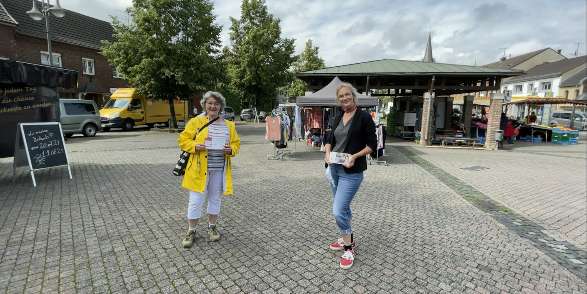 Anette Göhler (r.) und Janine Schiller von der Aktionsgruppe „Stommeln für die Bücherei“ beim Verteilen der Protestkarten.