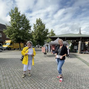 Anette Göhler (r.) und Janine Schiller von der Aktionsgruppe „Stommeln für die Bücherei“ beim Verteilen der Protestkarten.