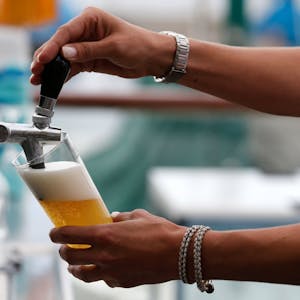 Es gibt kein generelles Alkoholverbot am Arbeitsplatz, aber immer mehr Unternehmen verhängen ein solches Verbot im Betrieb.