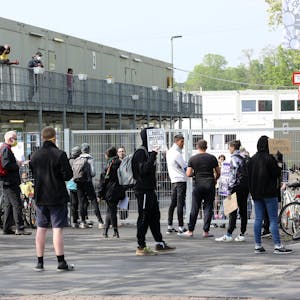 Demonstration vor der Unterkunft an der Schönhauser StraßeFoto: Martina Goyert