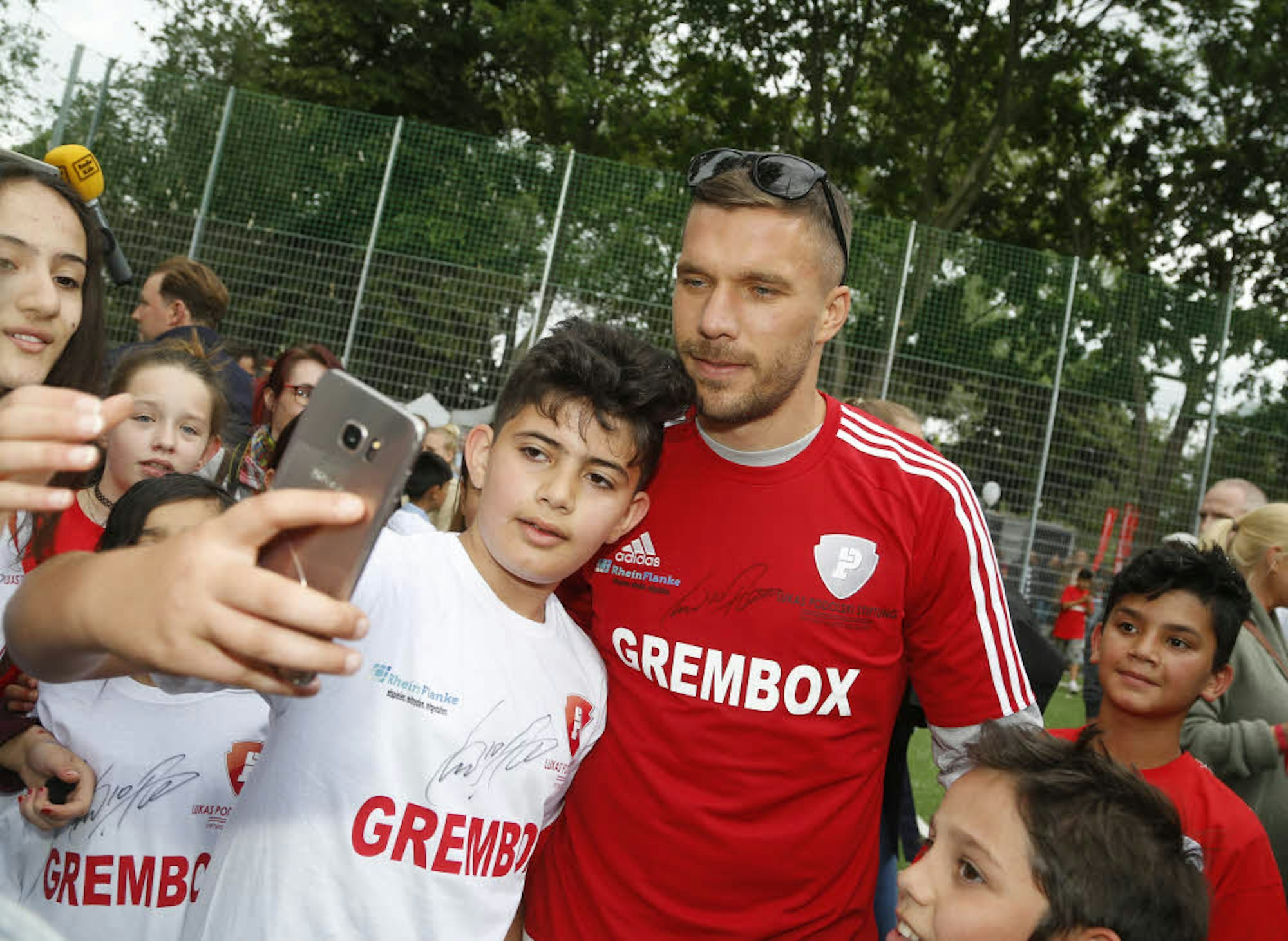 2017 kam Lukas Podolski zur Einweihung eines Bolzplatzes