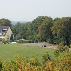 Auf der bislang landwirtschaftlich genutzten Fläche an der Rötzinghofener Straße/Im Hagen soll ein Neubaugebiet entstehen.