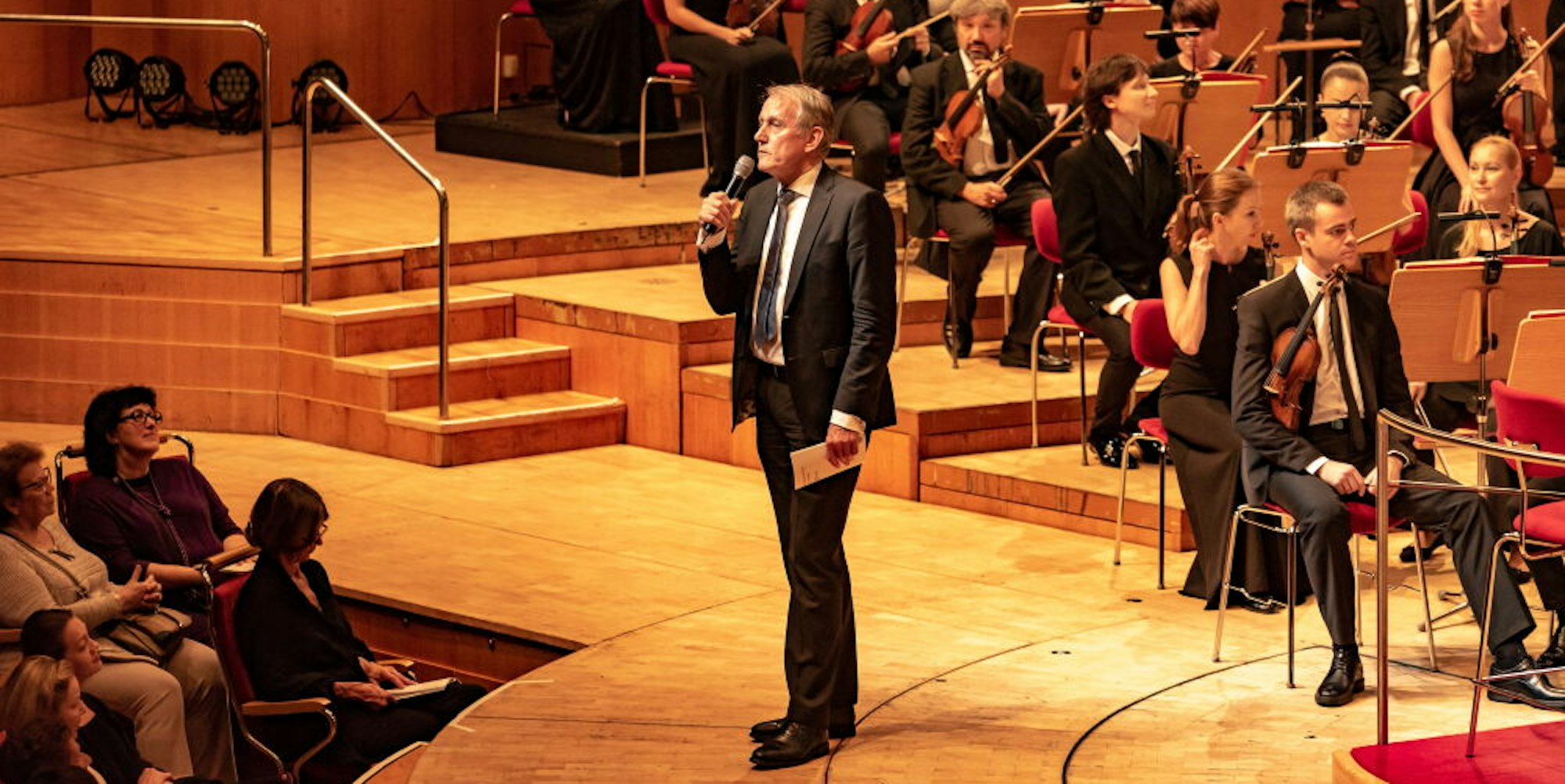 Volles Podium, volles Haus: Louwrens Langevoort bei einer Ansprache in der Kölner Philharmonie  2018, vor Corona     