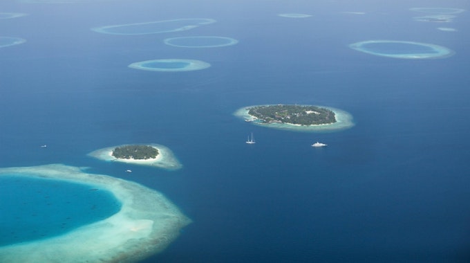 Den Malediven droht der Untergang. Hier: Luftaufnahme der Inseln Bandos und Kuda Bandos.