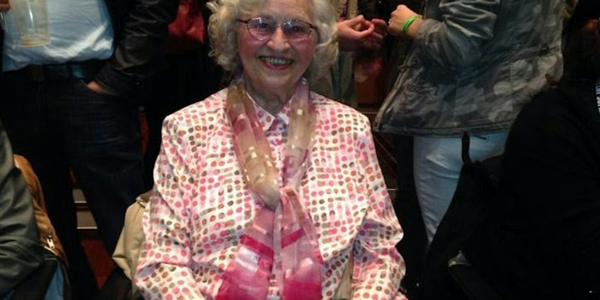 Barbara Pesch auf der VIP-Tribüne beim Doro-Konzert.
