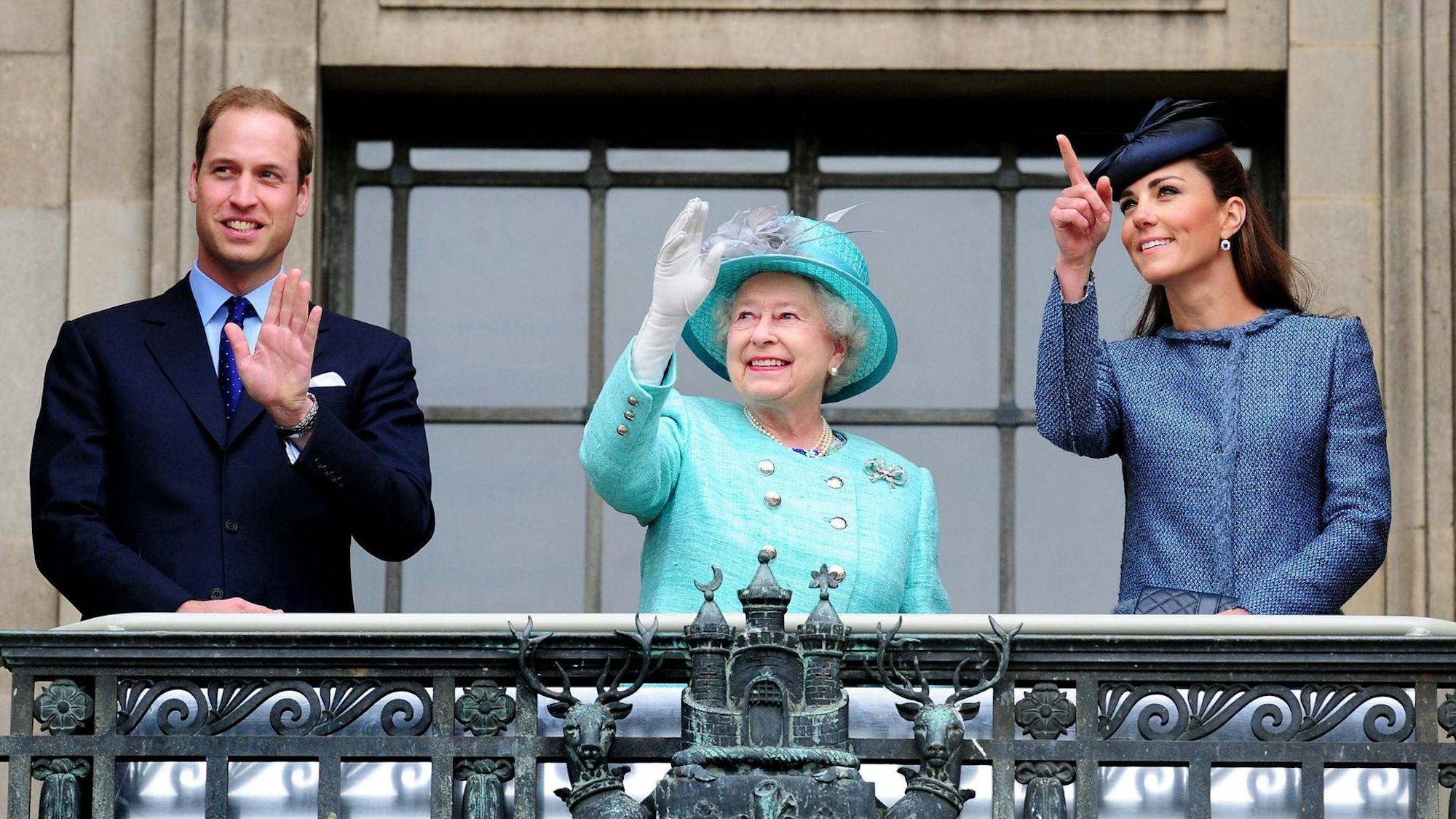 Prinz William und seine Frau Kate mit der gestorbenen Queen Elizabeth II. bei einem Auftritt in 2012.