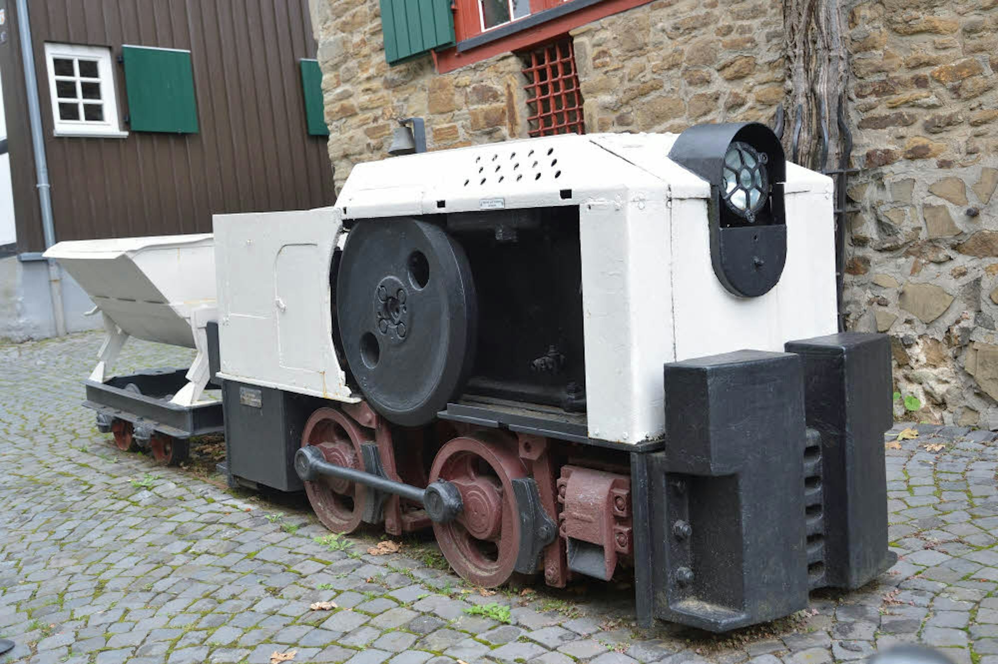 Die Lokomotive der alten Kalkbahn steht vor dem Bergischen Museum in Bensberg.