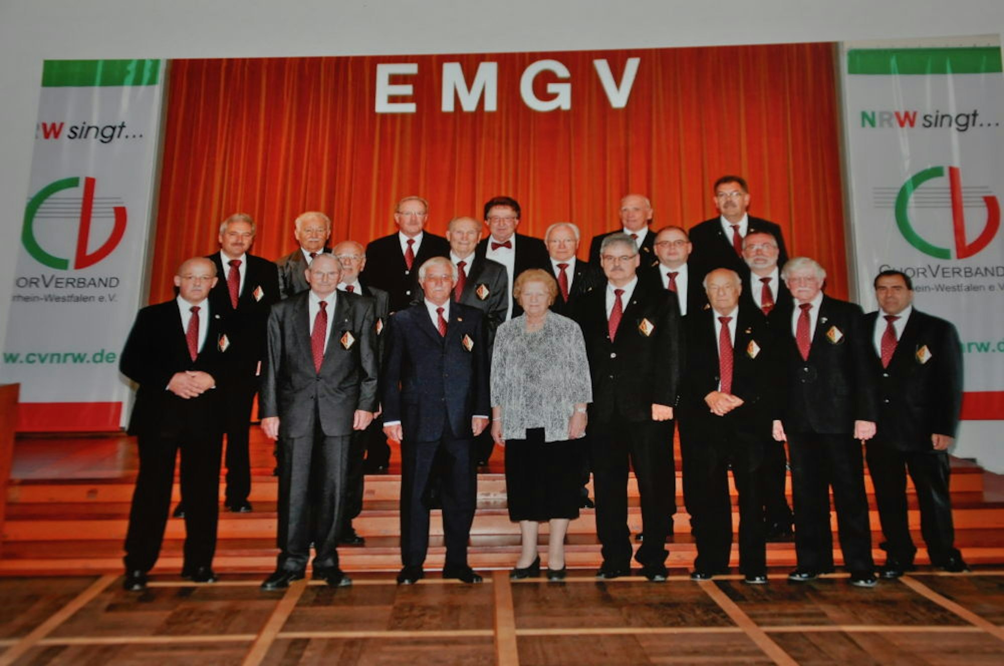 Vor acht Jahren war der EMGV, hier mit Vereinswirtin Fia Müller beim Konzert im Josephsheim, noch gut besetzt.