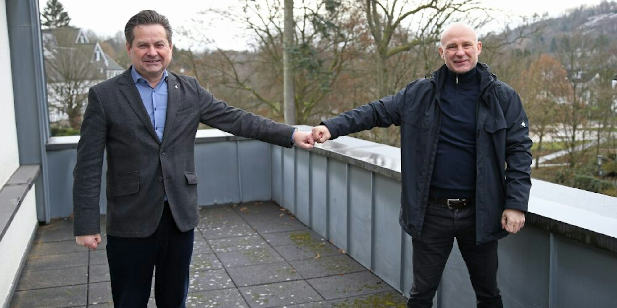 Auf dem Balkon des Bürgermeisterbüros trafen sich Ulrich Stücker (l.) und Andreas Harnisch zum Tippduell.