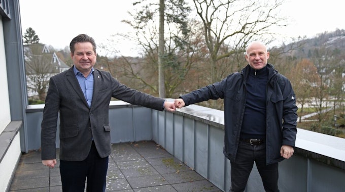 Auf dem Balkon des Bürgermeisterbüros trafen sich Ulrich Stücker (l.) und Andreas Harnisch zum Tippduell.