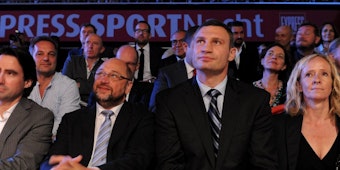 Christoph Bauer, Vorstandsvorsitzender der DuMont Mediengruppe, EU-Parlamentspräsident Martin Schulz, Vitali Klitschko und die stellvertretende Aufsichtsratsvorsitzende der DuMont Mediengruppe Isabella Neven DuMont (v.l.)