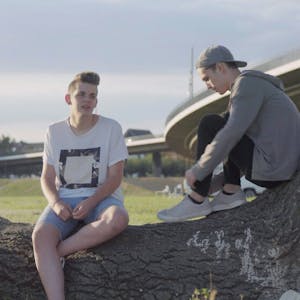 Kevin und sein Freund Alex im Dokumentarfilm „Was hilft“