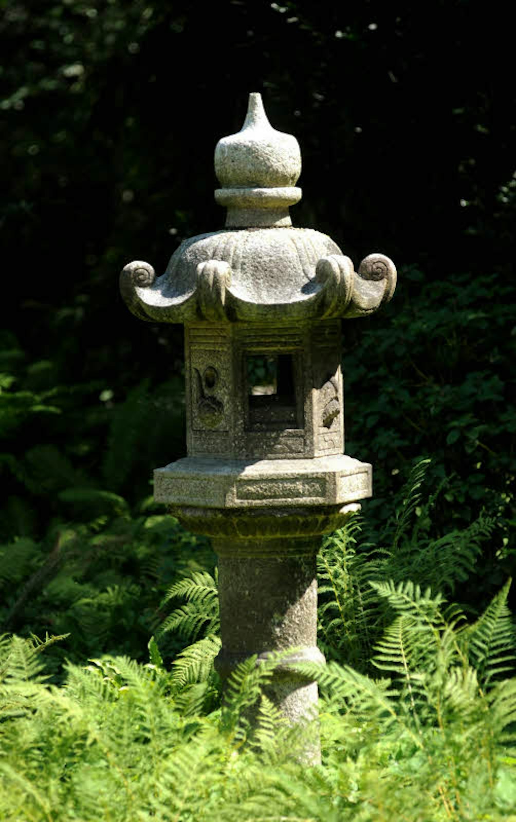 Ebenfalls typisch für einen japanischen Garten sind steinerne Laternen.