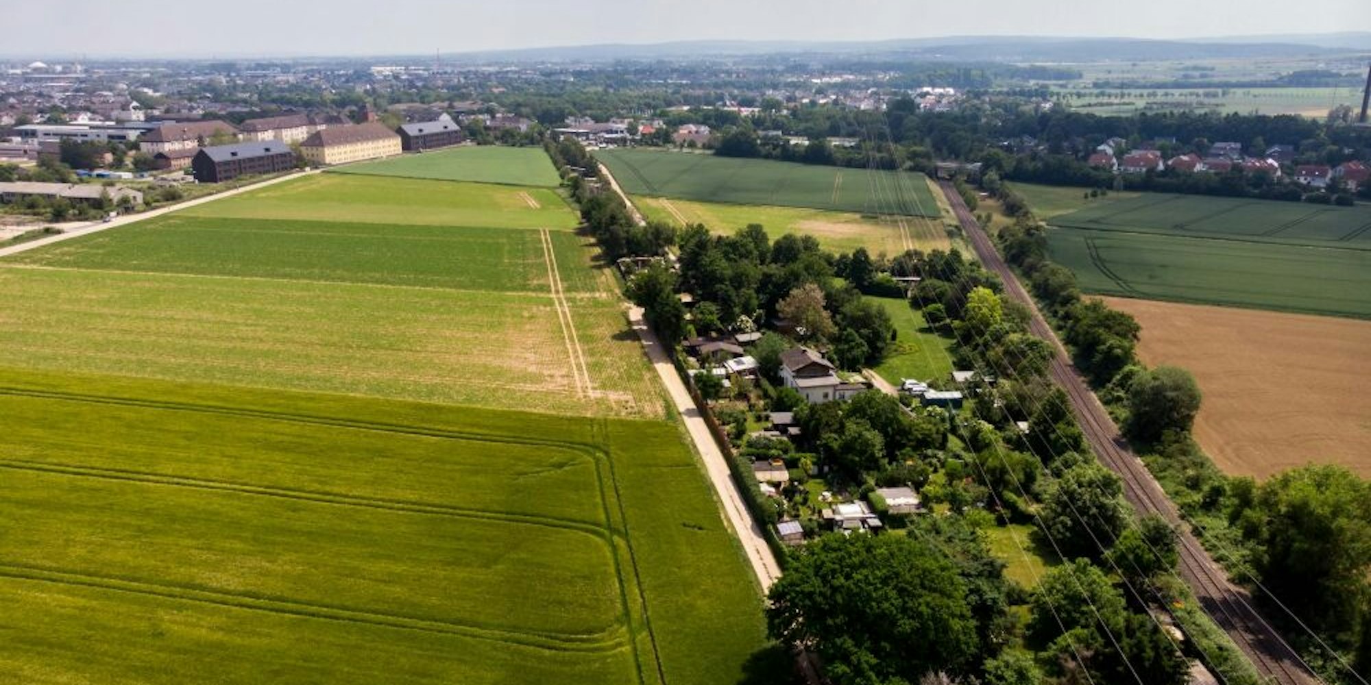 Zwischen Bundeswehr und Kleingarten-Kolonie könnte in Euskirchen bald ein Hybrid-Campus entstehen.