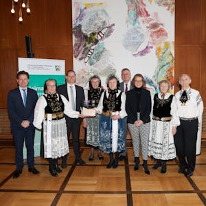 Ausgezeichnet wurde die Drabenderhöher Delegation von Ina Scharrenbach (3.v.r.). Neben Wiehls Bürgermeister Ulrich Stücker (l.) war der CDU-Landtagsabgeordnete und Fraktionsvorsitzende Bodo Löttgen (h.) bei der Auszeichnung dabei.