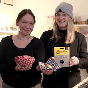 Die Geschäftsführerinnen der Frischhalter GmbH, Bärbel Sandmann und Daniela Schog, mit den Bienenwachstüchern.