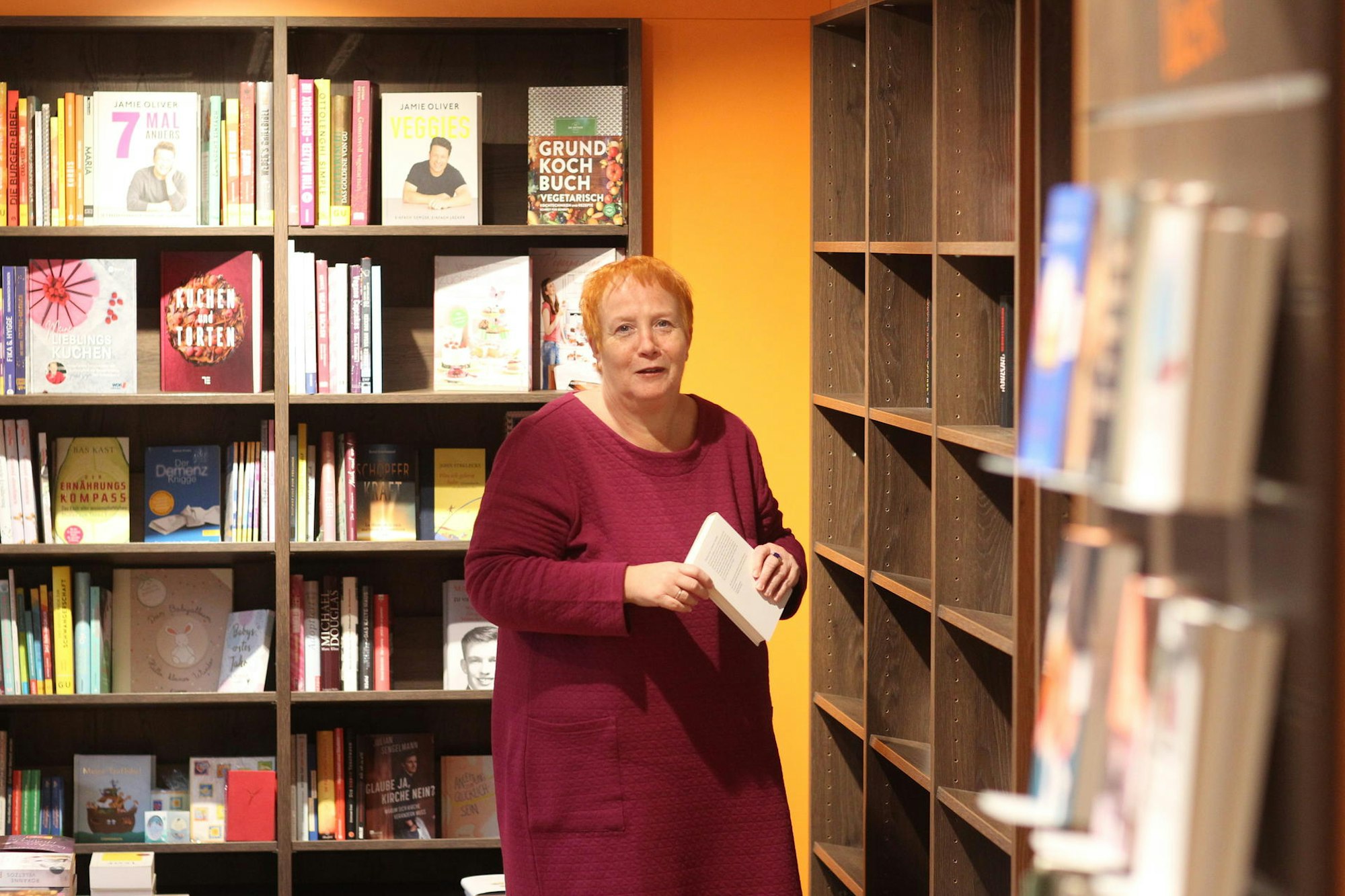 Angelika Abels verkauft verstärkt Hardcover-Bücher.