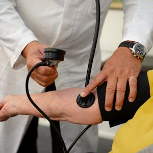 Arzt_misst_Blutdruck