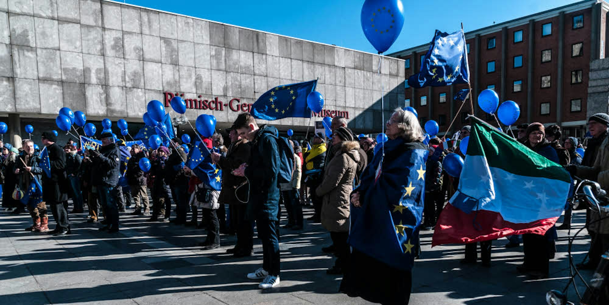Aufrecht für die Europäische Union: Protestler am Dom.