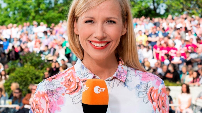 In ihrer Biografie packt Andrea Kiewel, hier 2021 im ZDF-„Fernsehgarten“ zu sehen, unverblümt über ihr Sexleben aus.