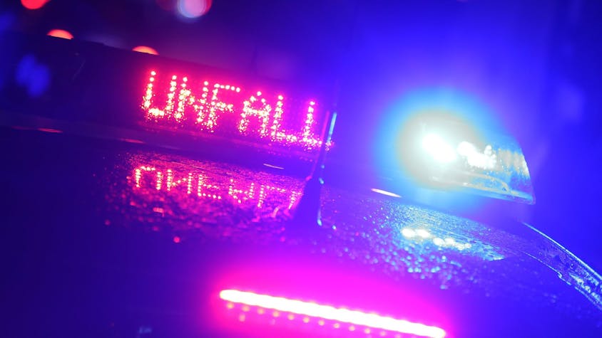 Polizeiauto Sirene und Unfall Symbol im Dunkeln