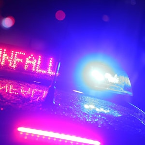 Polizeiauto Sirene und Unfall Symbol im Dunkeln