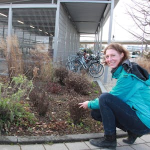 Sandra Paul vom Büro für Natur- und Umweltschutz der Stadt am Beet neben einer neu gestalteten Mobilitätsstation.