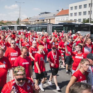 Fanmarsch in Rot vom Orszalgalma Brunnen zur Ticketausgabe an der Arena Sosto: 3000 Fc-Anhänger waren in Ungarn.