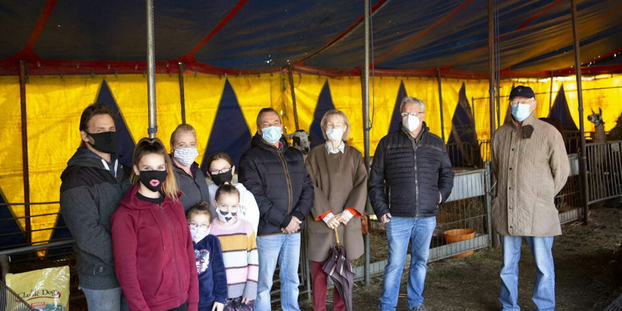 Vor Ort erkundigten sich einige Politiker bei der Zirkusfamilie Meik, was am Dringendsten benötigt wird.
