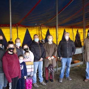 Vor Ort erkundigten sich einige Politiker bei der Zirkusfamilie Meik, was am Dringendsten benötigt wird.