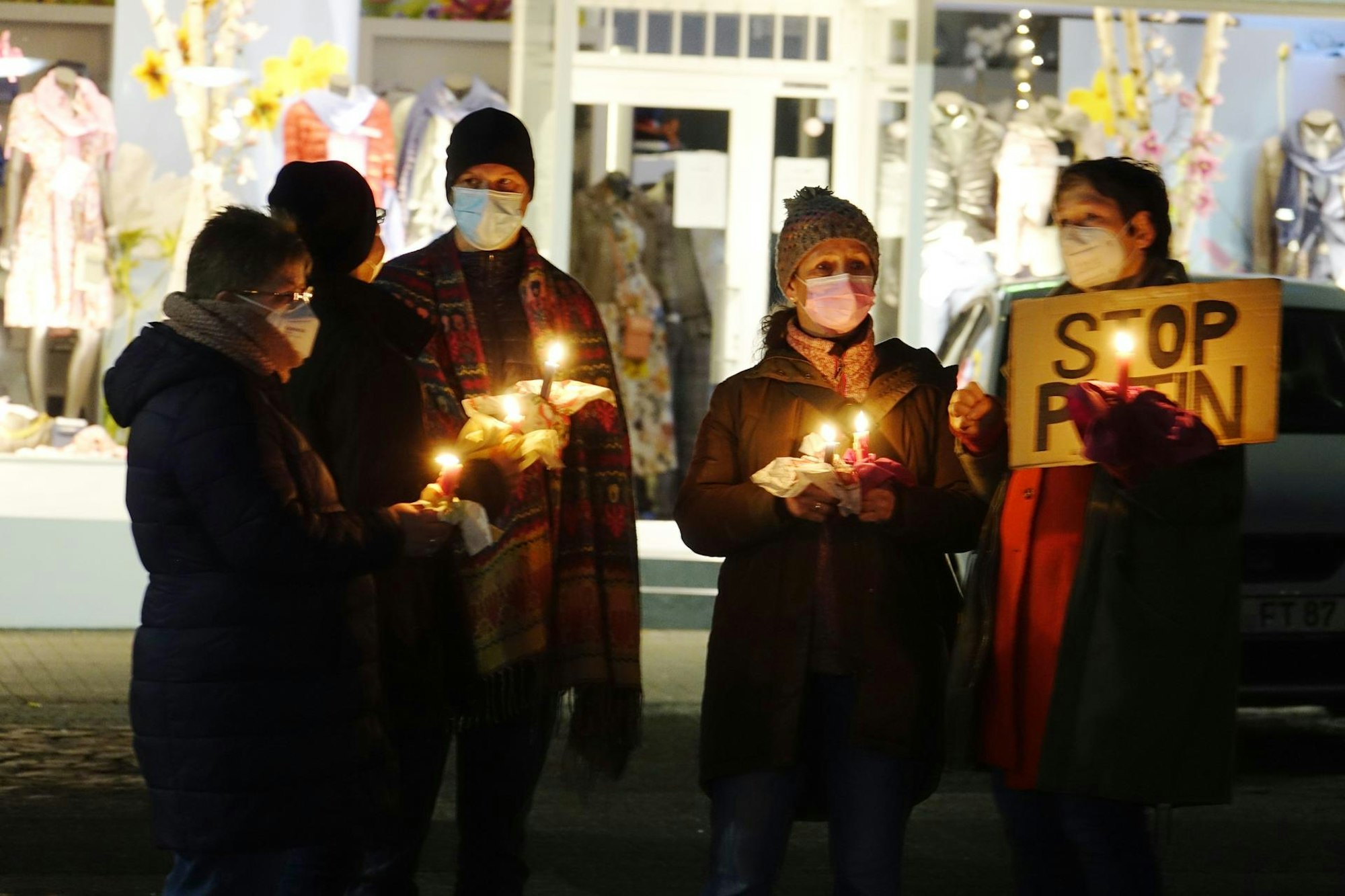Stiller Protest im Kerzenlicht und eine klare Botschaft für Putin.