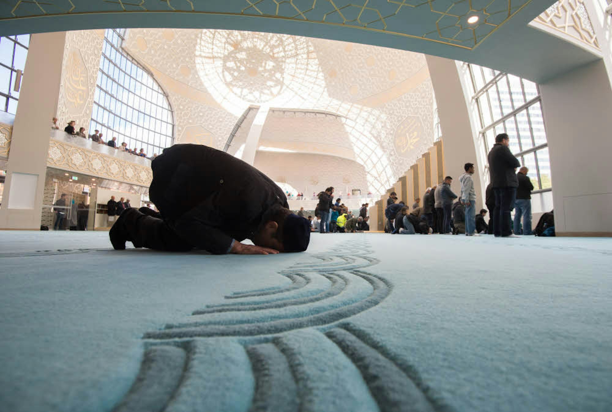 Gläubige beim Gebet in der neuen Moschee