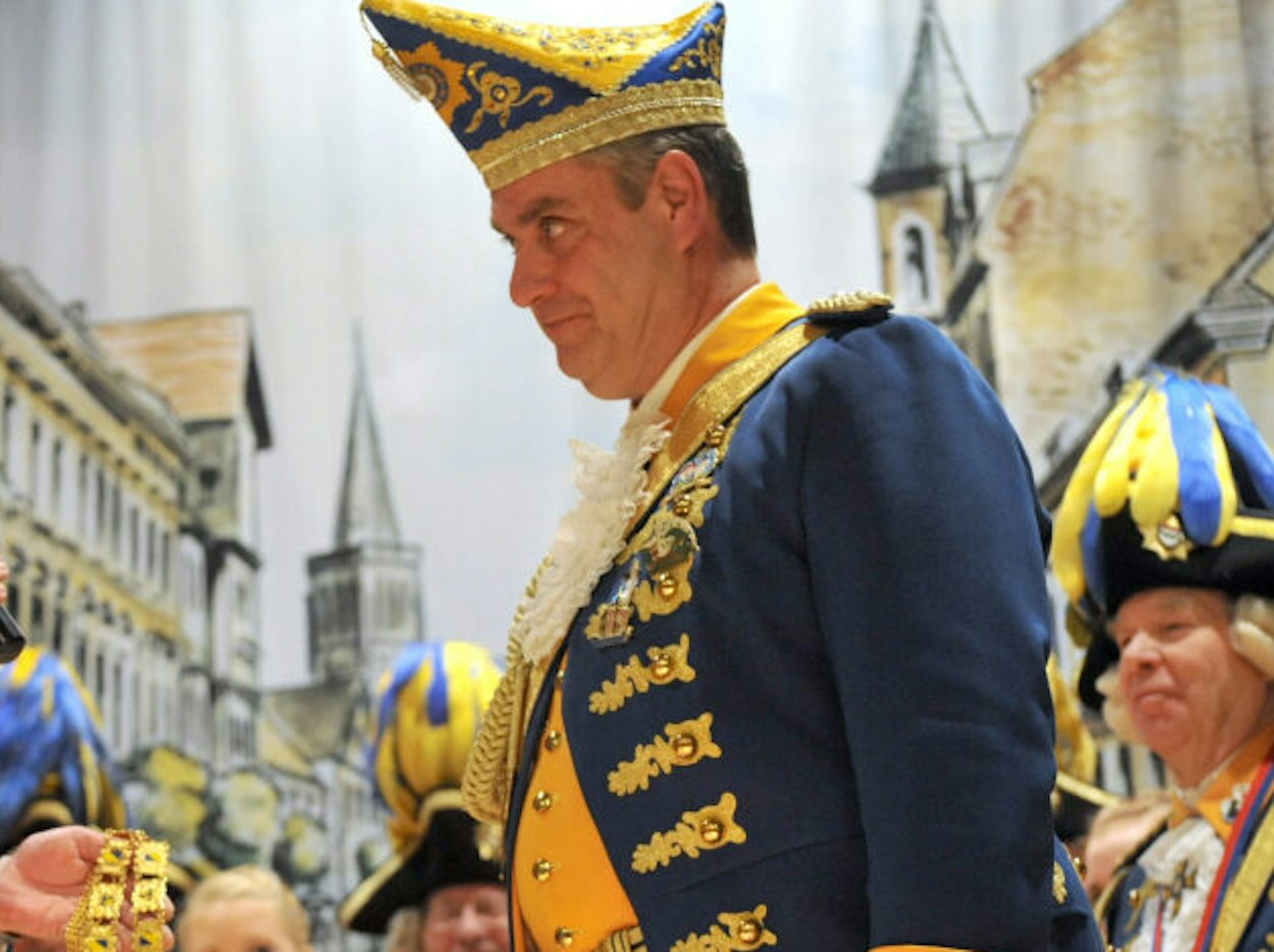 Thomas Lingenauber (r.) gibt zu: „So habe ich mir meinen Antritt als Präsident des Festkomitees Leverkusener Karneval nicht vorgestellt.“