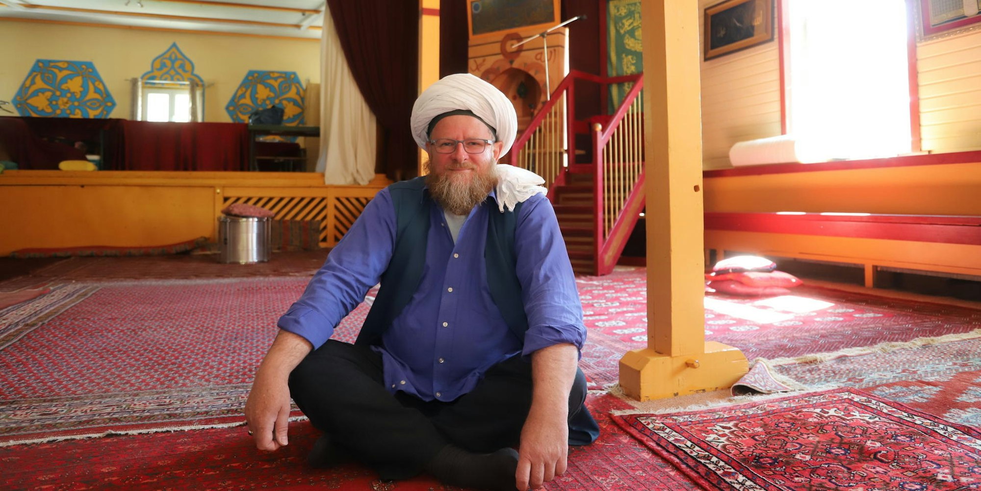In der leeren Osmanischen Herberge in Sötenich, dem Zentrum der Sufis in Deutschland, sitzt Ahmad Adamek.